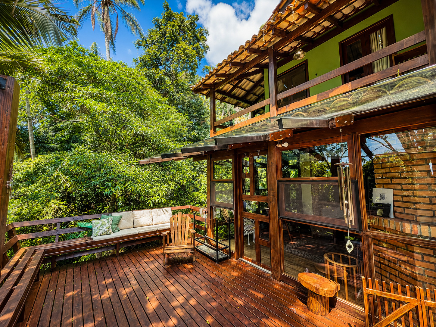 Deck de madeira cercado pela natureza